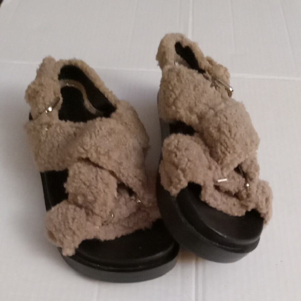 Aeropostale Women's Size 8M Cozy Tan Sandals. Fun, Warm, Comfy